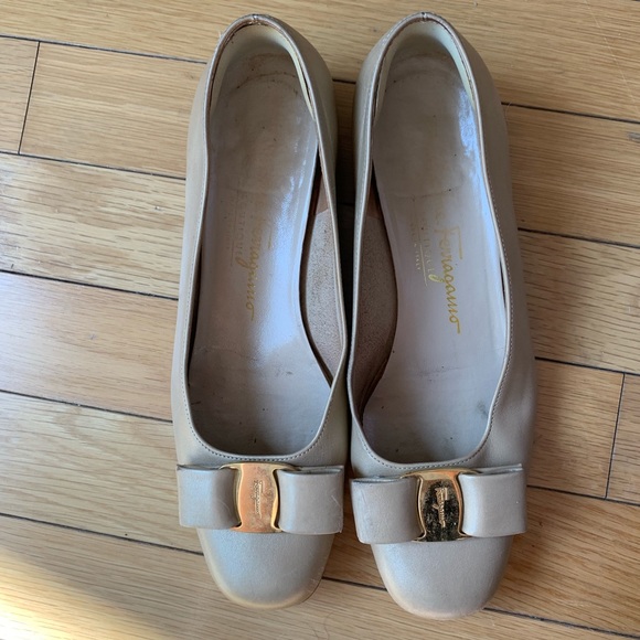 Ferragamo gold pumps - Picture 2 of 7